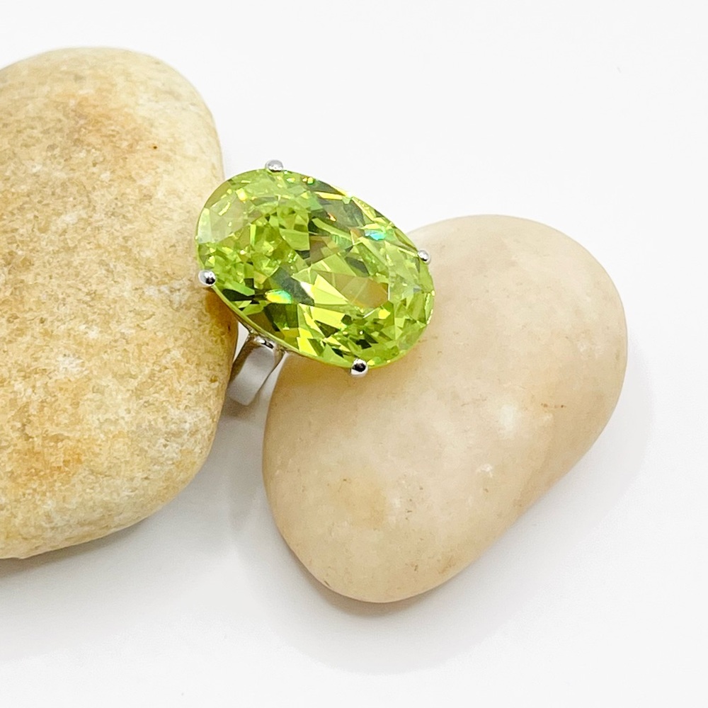 NWOT Silver-Tone Ring Made w/Large Radiant Oval Chartreuse Swarovski Crystal 6.5